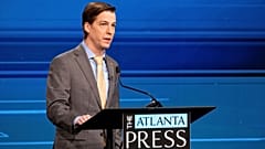 Liberteryen başkan adayı Chase Oliver, Ekim 2022'de Atlanta'da düzenlenen bir senato tartışması sırasında konuşuyor.
