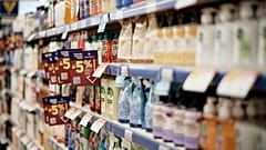  Ετικέτες μείωσης τιμής προϊόντων είναι αναρτημένες σε ράφια σούπερ μάρκετ στη Λένορμαν, Αθήνα, Τρίτη 05 Μαρτίου 2024