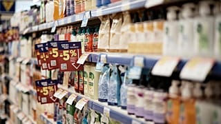 Ετικέτες μείωσης τιμής προϊόντων είναι αναρτημένες σε ράφια σούπερ μάρκετ στη Λένορμαν, Αθήνα, Τρίτη 05 Μαρτίου 2024