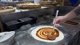 ARCHIVO: un empleado prepara pizza en un restaurante, 26 de enero de 2017.
