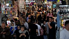 Φωτογραφία αρχείου με ανθρώπους να περπατούν στο παλιό κεντρικό παζάρι της Τεχεράνης, Ιράν