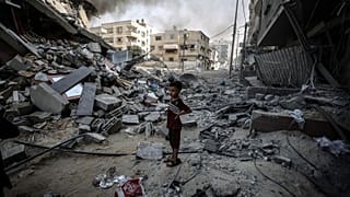 طفل يقف وسط الأنقاض في قطاع غزة