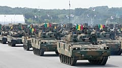 ARQUIVO: O pessoal da unidade mecanizada sul-coreana desfila com os seus veículos blindados na base aérea de Seul em Seongnam, 25 de setembro de 2024