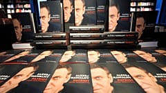 Exemplaires des mémoires de l'ancien leader de l'opposition russe Alexeï Navalny, intitulés « Patriot », dans une librairie de Berlin, en Allemagne, le 22.10.2024