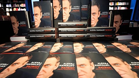 Exemplaires des mémoires de l'ancien leader de l'opposition russe Alexeï Navalny, intitulés « Patriot », dans une librairie de Berlin, en Allemagne, le 22.10.2024