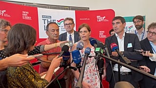 Ilaria Salis (középen) olasz EP-képviselő sajtótájékoztatót tart az Európai Parlamentben