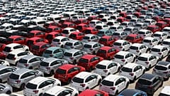 Πολλαπλές σειρές σταθμευμένων αυτοκινήτων σε χώρο στάθμευσης