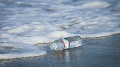 Les petites bouteilles d'eau en plastique pourraient-elles bientôt appartenir au passé en France ? 