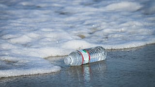 ¿Podrán las botellas de agua de plástico pasar pronto a la historia en Francia?