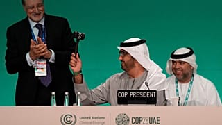 O Presidente da COP28, Sultan al-Jaber, dá o último sinal da Cimeira do Clima da ONU, a 13 de dezembro de 2023, no Dubai, Emirados Árabes Unidos.