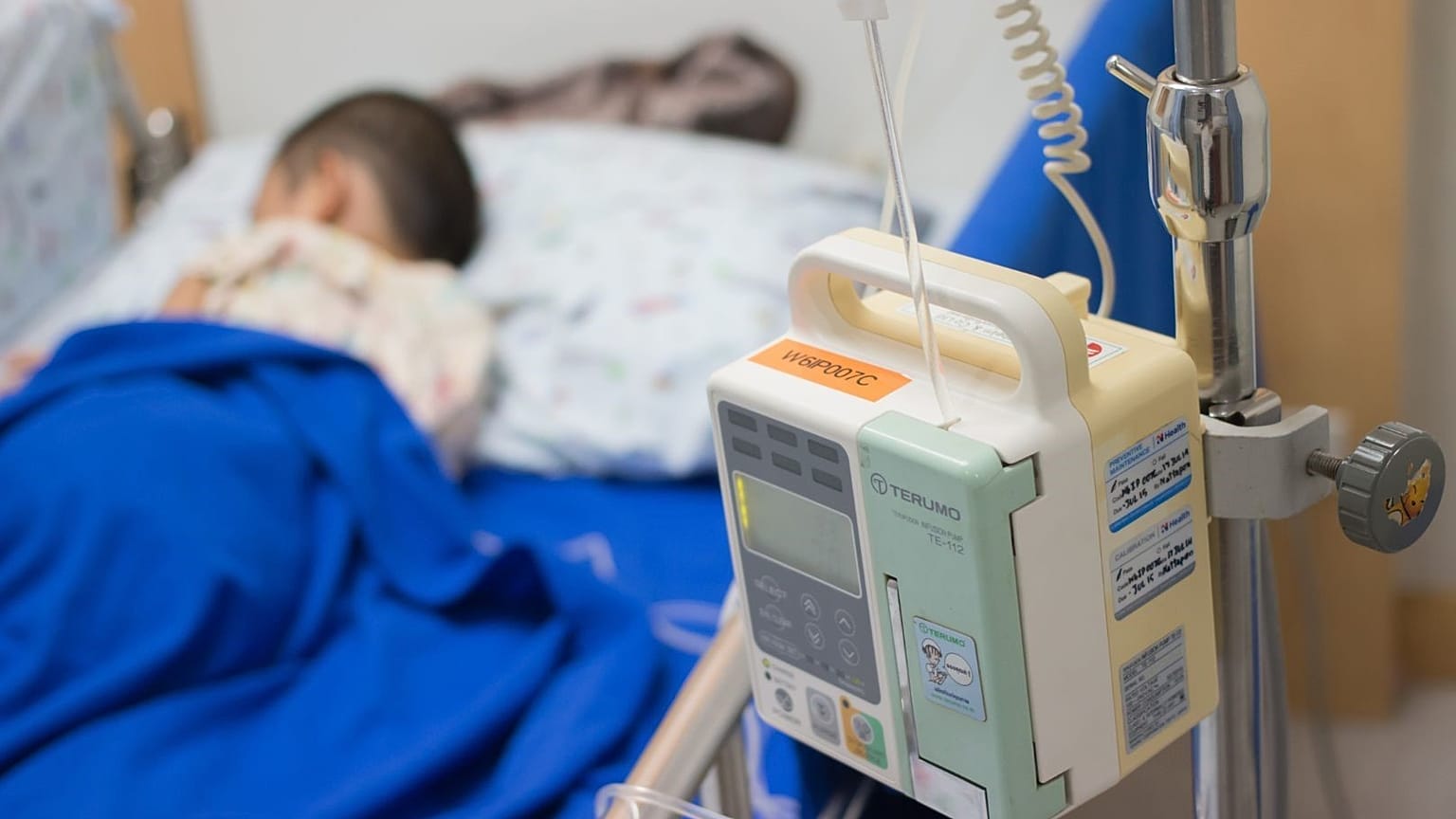 Un niño descansa en el hospital.