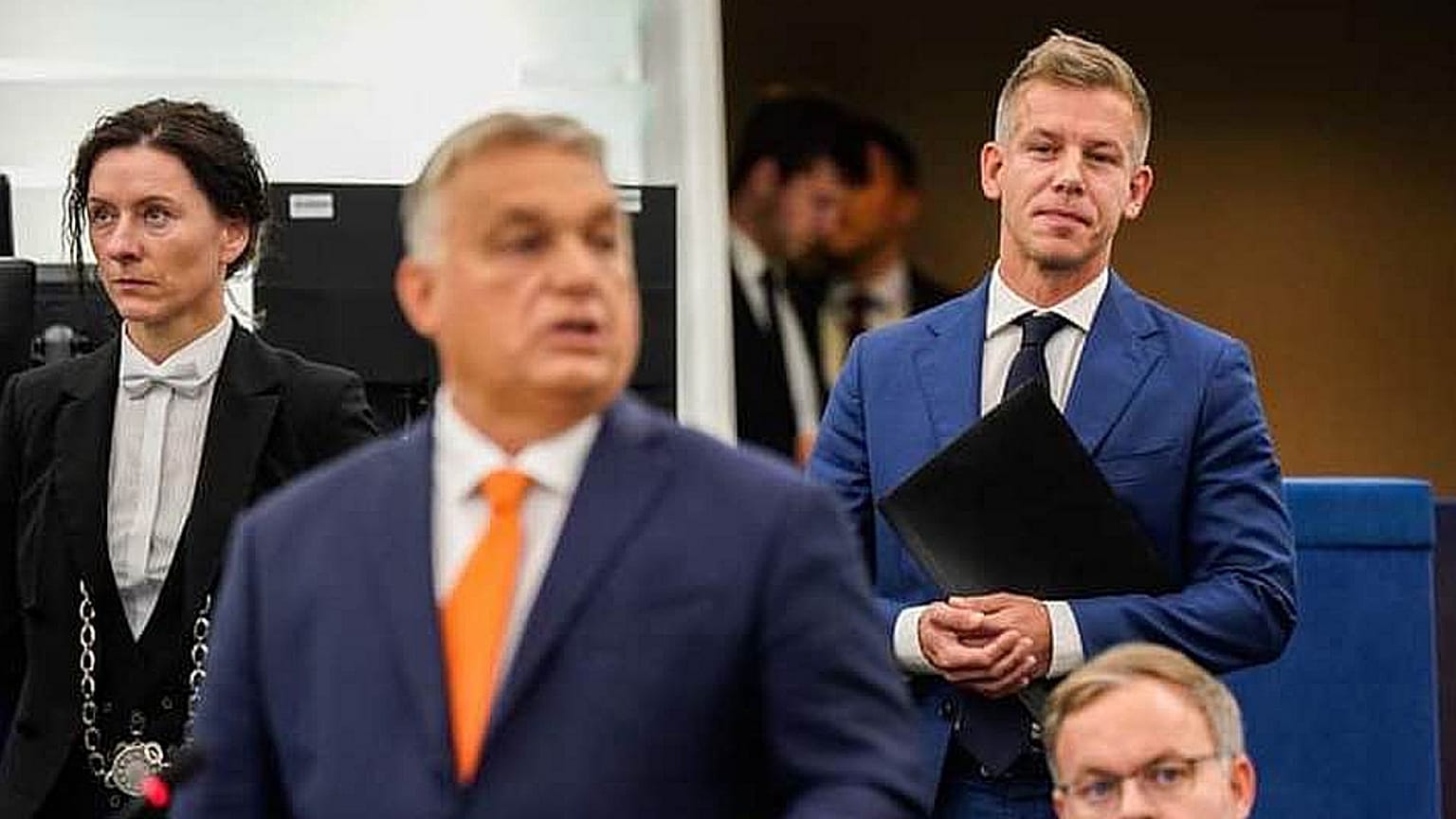 Magyar Péter figyeli Orbán Viktor felszólalását az Európai Parlamentben