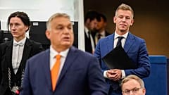 Magyar Péter figyeli Orbán Viktor felszólalását az Európai Parlamentben