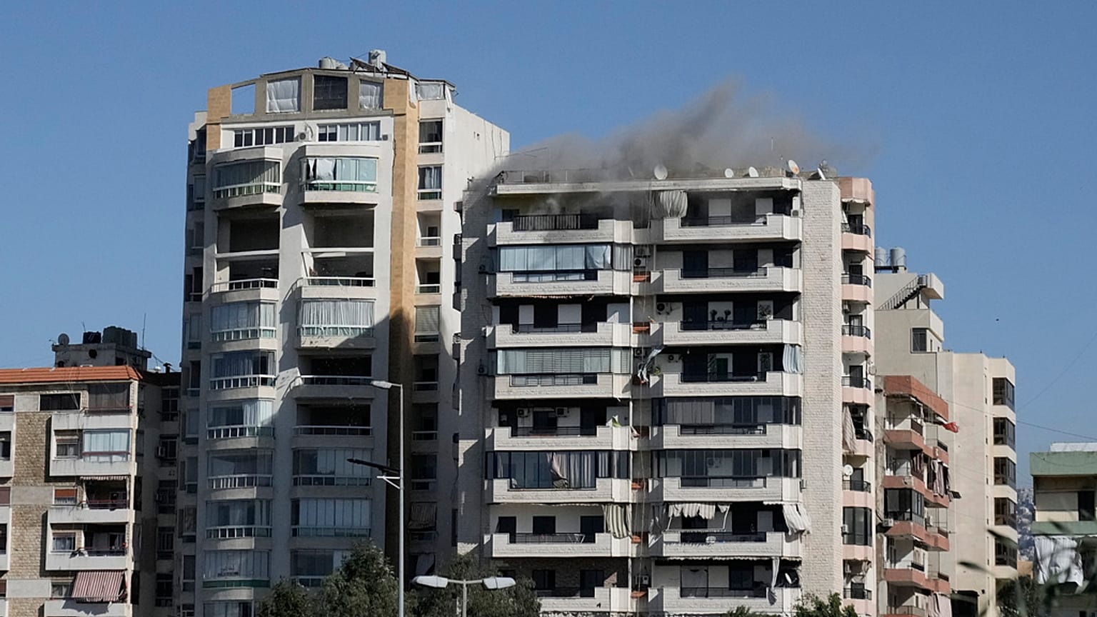 الدخان يتصاعد من مبنى إثر غارة إسرائيلية على بيروت بلبنان