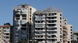 الدخان يتصاعد من مبنى إثر غارة إسرائيلية على بيروت بلبنان