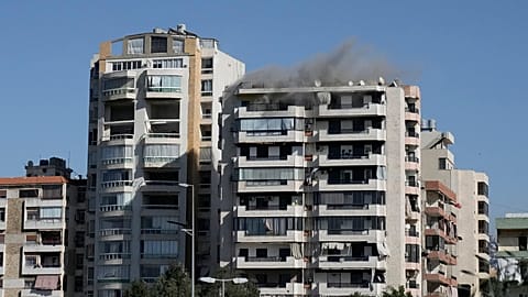 الدخان يتصاعد من مبنى إثر غارة إسرائيلية على بيروت بلبنان