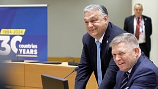 Le Premier ministre slovaque Robert Fico et le Premier ministre hongrois Viktor Orban posent pour les photographes lors d'une table ronde au sommet de l'UE à Bruxelles, 22 mars 2024.