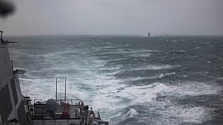 صورة نشرتها البحرية الأمريكية للمدمرة الصاروخية الموجهة يو إس إس هيغنز (DDG 76) من طراز أرلي بيرك، خلال عمليات روتينية في مضيق تايوان يوم الأحد، 20 أكتوبر/تشرين الأول 2024