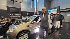 Eric Planchais, directeur de programme chez Green Energy Korporation, à côté d'un véhicule équipé du kit Twin E au Mondial de l'Automobile de Paris le 18 octobre 2024. 