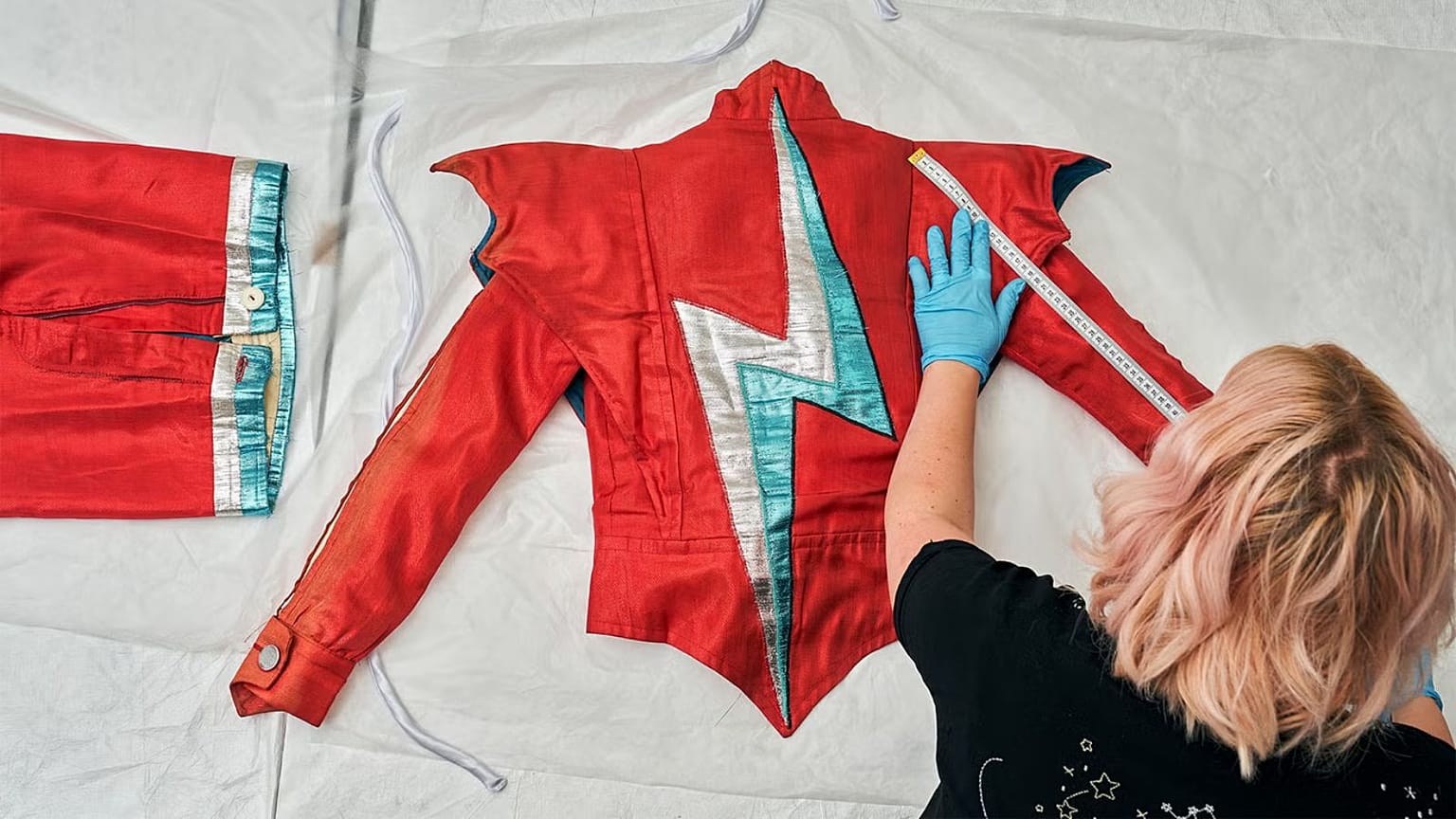 V&amp;A'nın yeni Doğu Deposu David Bowie'nin arşivinden 90.000'den fazla parçayı sergileyecek