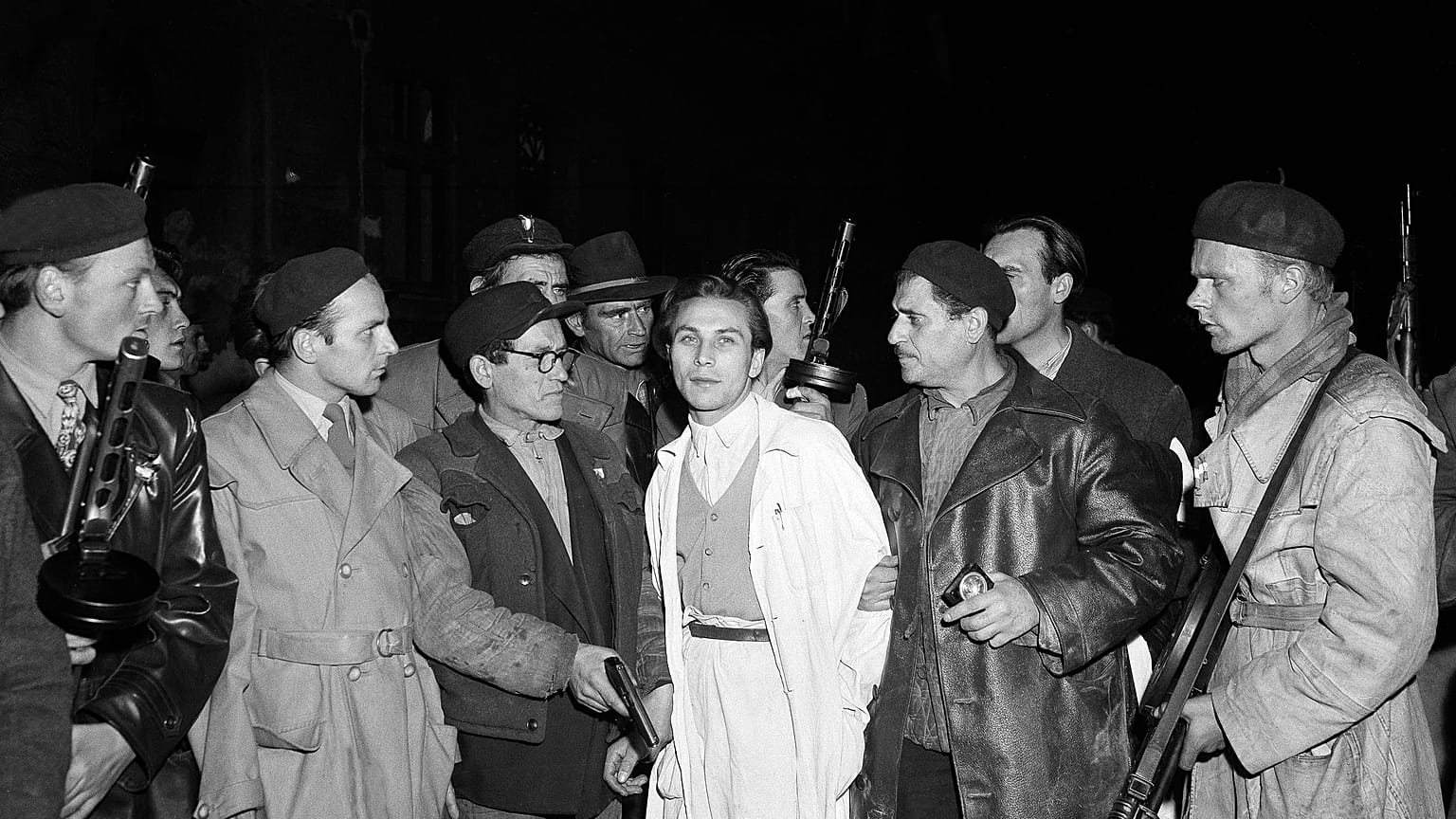 '56-os forradalmárok egy elfogott, ÁVH-snak gondolt férfival