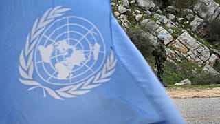 پرچم سازمان ملل و صلح‌بان اسپانیایی یونیفیل در مرز اسرائيل و لبنان