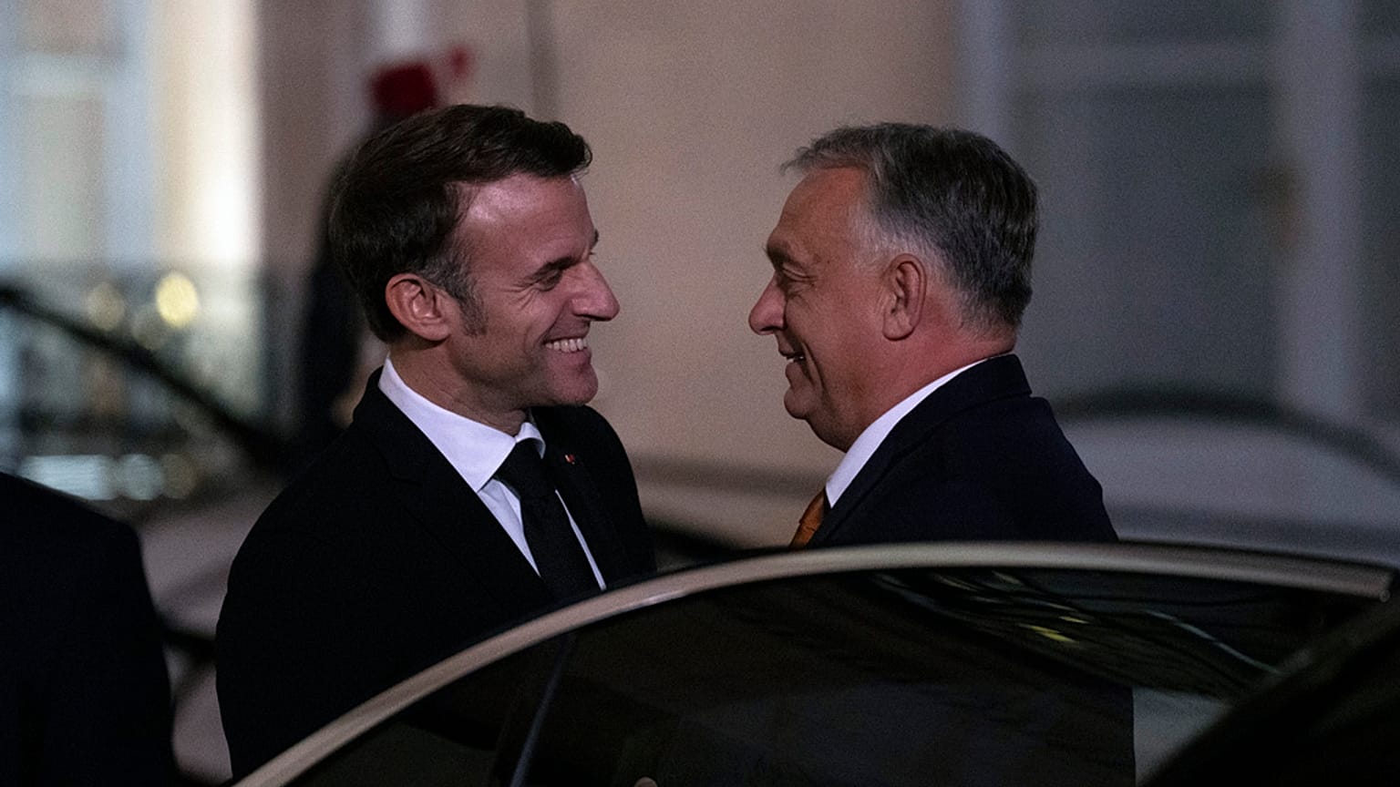 Emmanuel Macron az elnöki palotában köszönti Orbán Viktort 