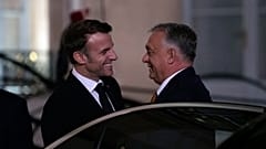 Emmanuel Macron az elnöki palotában köszönti Orbán Viktort 