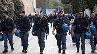 Poliziotti durante una protesta a Roma, 18 ottobre 2024