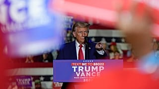 Donald Trump volt republikánus elnökjelölt-aspiráns beszél a Mignes Coliseum Williams Arénájában tartott kampánygyűlésen a 2024. október 21-i Greenville-ben, az észak-kaliforniai Greenville-ben, hétfőn.
