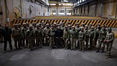 Ο Βολοντίμιρ Ζελένσκι περιστοιχισμένος από Ουκρανούς στρατιώτες στην Αβντιίβκα - φώτο αρχείου