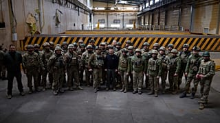 Ο Βολοντίμιρ Ζελένσκι περιστοιχισμένος από Ουκρανούς στρατιώτες στην Αβντιίβκα - φώτο αρχείου