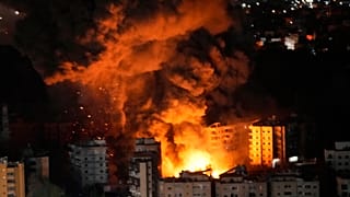 ألسنة اللهب والدخان تتصاعد من المباني التي استهدفتها الغارات الجوية الإسرائيلية على الضاحية الجنوبية لبيروت، الأربعاء، 23 أكتوبر/تشرين الأول 2024.