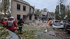 Mentőalakulatok egy orosz bombatámadásban megsemmisült épület romjainál a kelet-ukrajnai Zaporizzsjában 2024. október 21-én