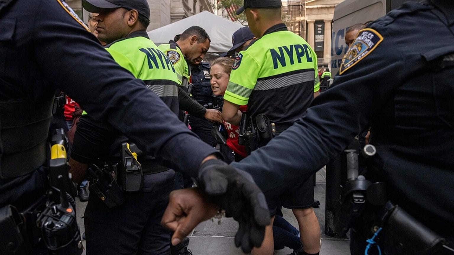 Rendőrök őrizetbe vesznek egy tüntetőt, aki Izrael Hamász elleni háborúja ellen tiltakozik, miközben elfoglalják a New York-i tőzsde előtti területet New Yorkban, 2024. október 14-én, hétfőn.