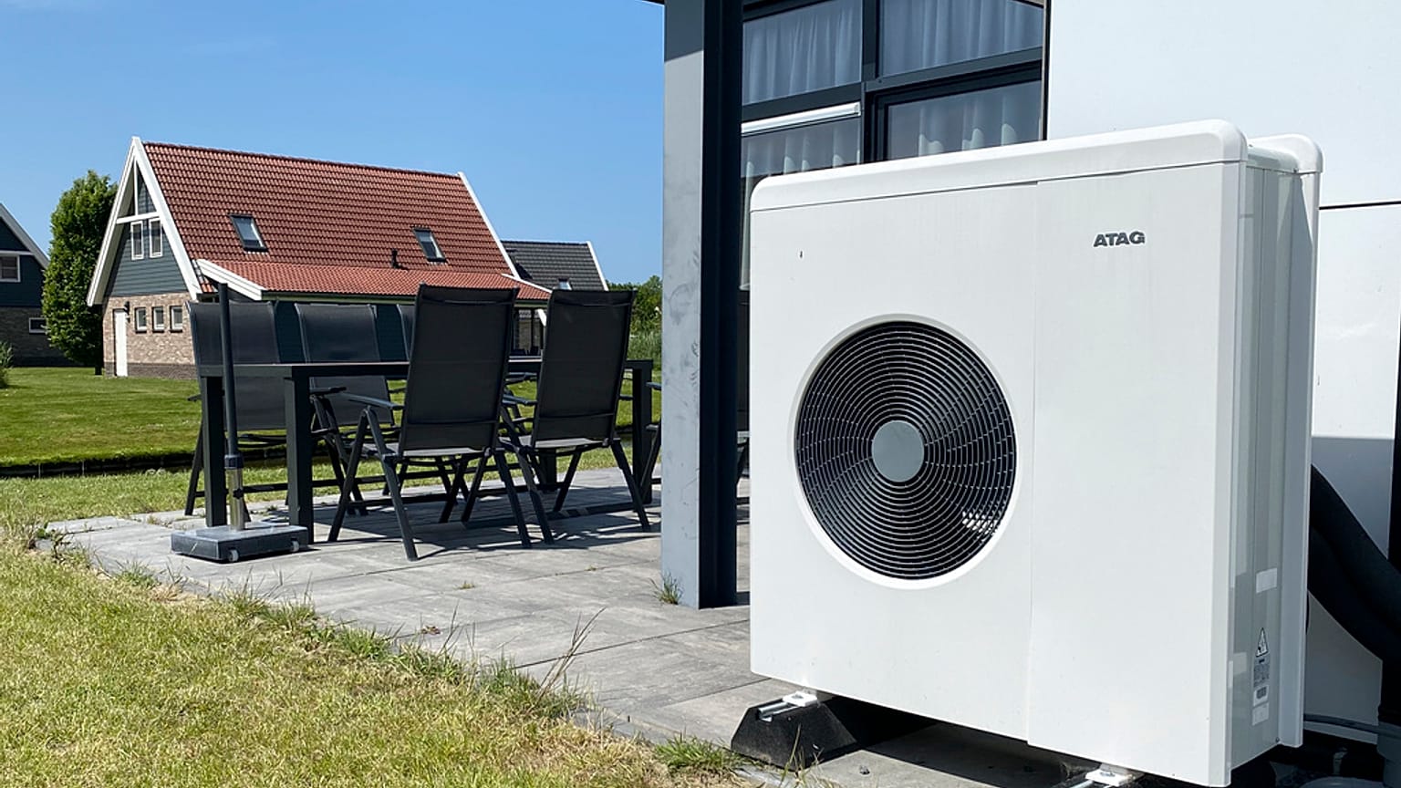 Una pompa di calore domestica all'esterno di una casa a Biddinghuizen, Paesi Bassi