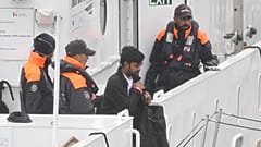 Los primeros 12 migrantes enviados desde Italia al centro de internamiento para solicitantes de asilo en Shengjin, Albania, desembarcan en el puerto de Bari, el 19 de octubre 