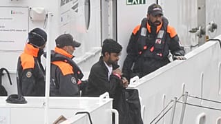 Los primeros 12 migrantes enviados desde Italia al centro de internamiento para solicitantes de asilo en Shengjin, Albania, desembarcan en el puerto de Bari, el 19 de octubre