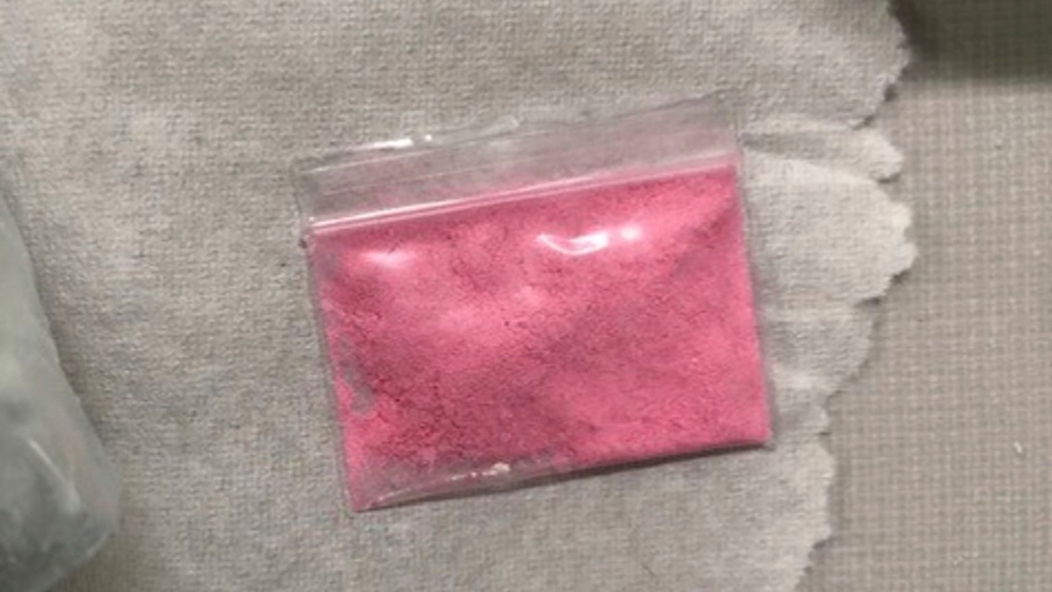 Em 2023, é apresentado um saco de cocaína cor-de-rosa.