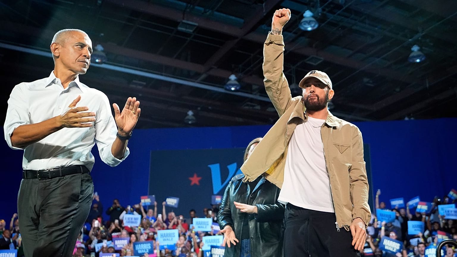 Rapçi Eminem, 22 Ekim Salı günü Detroit'teki bir kampanya mitinginde eski Başkan Barack Obama ile birlikte sahnede kalabalığı selamlıyor. 