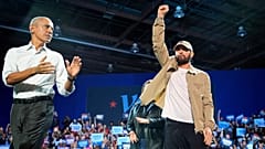 Rapçi Eminem, 22 Ekim Salı günü Detroit'teki bir kampanya mitinginde eski Başkan Barack Obama ile birlikte sahnede kalabalığı selamlıyor. 