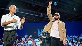 Rapçi Eminem, 22 Ekim Salı günü Detroit'teki bir kampanya mitinginde eski Başkan Barack Obama ile birlikte sahnede kalabalığı selamlıyor. 