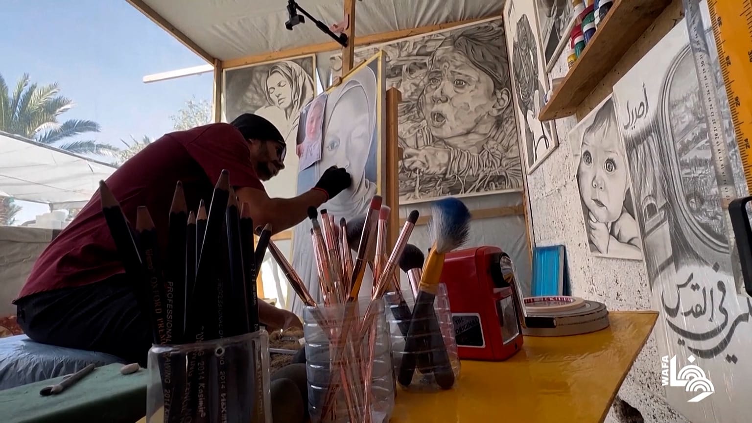 Bilal Abu Nahl, un artista palestinese sordomuto, ha trasformato la sua tenda nel campo profughi di Deir al-Balah, a Gaza, in uno studio artistico, 22.10.2024