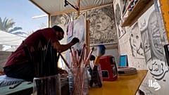 Ο Bilal Abu Nahl, ένας κωφάλαλος Παλαιστίνιος καλλιτέχνης, μεταμόρφωσε τη σκηνή του στον προσφυγικό καταυλισμό Deir al-Balah, στη Γάζα, σε στούντιο τέχνης, 22.10.2024