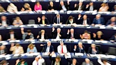Mitglieder des Europäischen Parlaments stimmen in Straßburg, Ostfrankreich, Mittwoch, Sept. 12, 2018, über Urheberrechtsregeln ab.