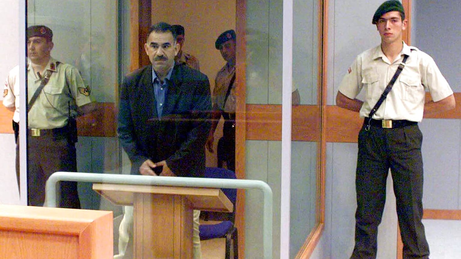 Abdullah Öcalan, İmralı Adası'ndaki bir duruşmada kurşun geçirmez camın arkasında bekliyor, 31 Mayıs 1999