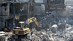 Takarítják a romokat a bejrúti Rafík Haríri Egyetemi Kórház közelében 2024. október 22-én 