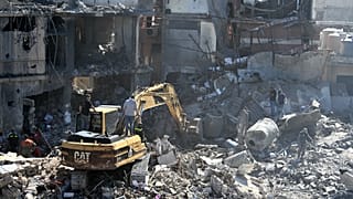 Takarítják a romokat a bejrúti Rafík Haríri Egyetemi Kórház közelében 2024. október 22-én