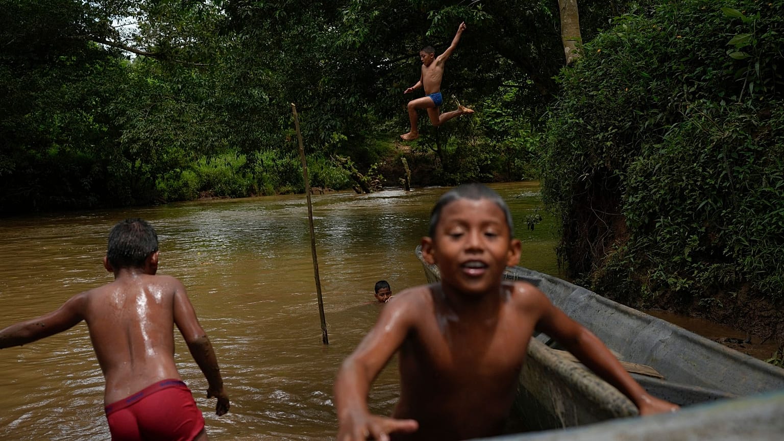 Niños residentes en las comunidades adyacentes al Río Indio se bañan en sus aguas