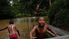 Niños residentes en las comunidades adyacentes al Río Indio se bañan en sus aguas